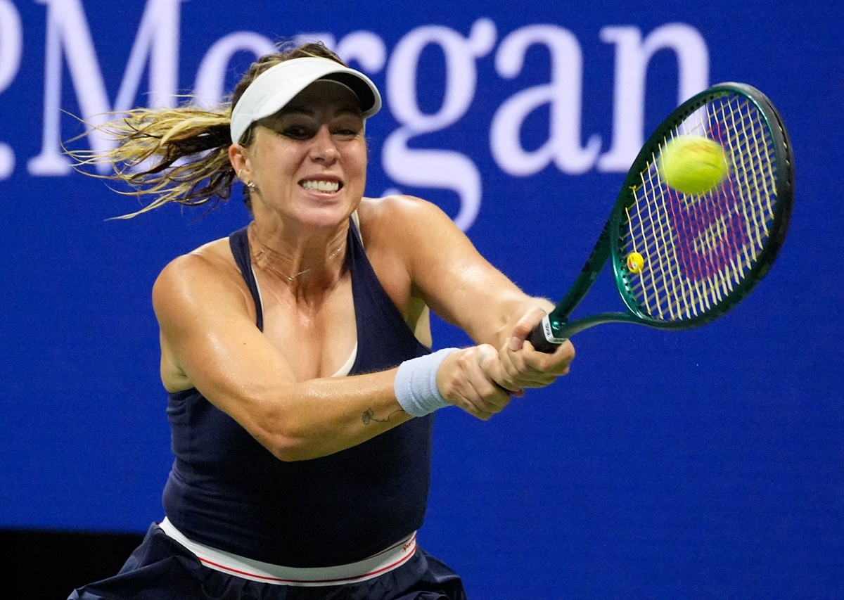 Anastasia Pavlyuchenkova makes a backhand to Iga Swiatek.