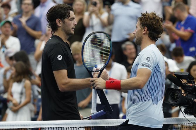 Casper Ruud congratulates Taylor Fritz after the match.