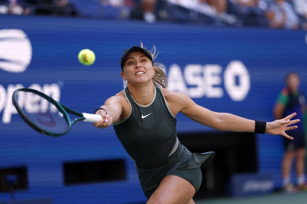 Paula Badosa reaches for a cross-court return from Emma Navarro during the quarter-final.