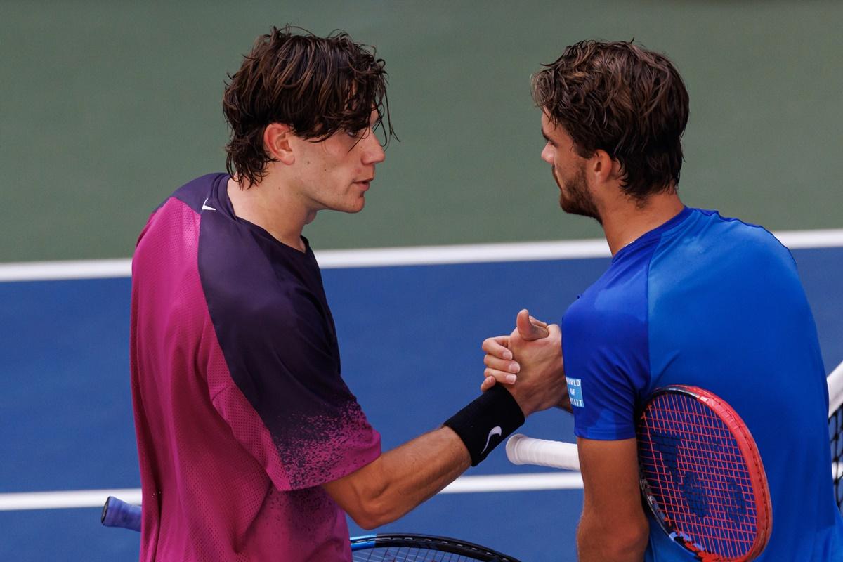 Jack Draper and Tomas Machac meet at the net after the match.