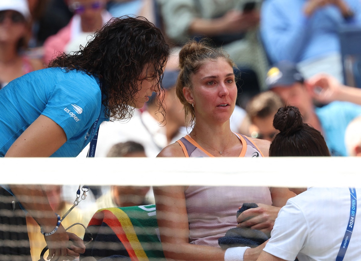 Beatriz Haddad Maia takes a medical time-out during the quarter-final