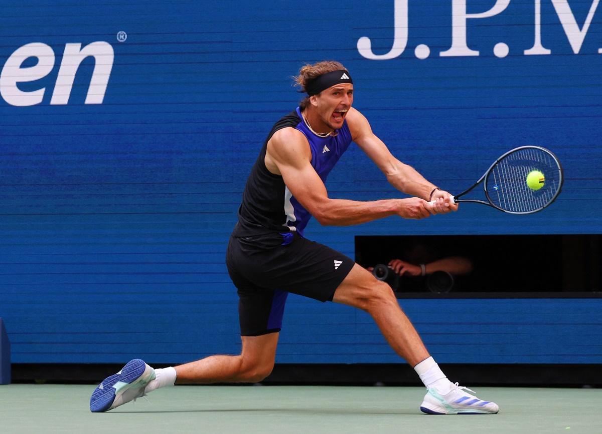 Alexander Zverev makes a backhand return from the baseline.