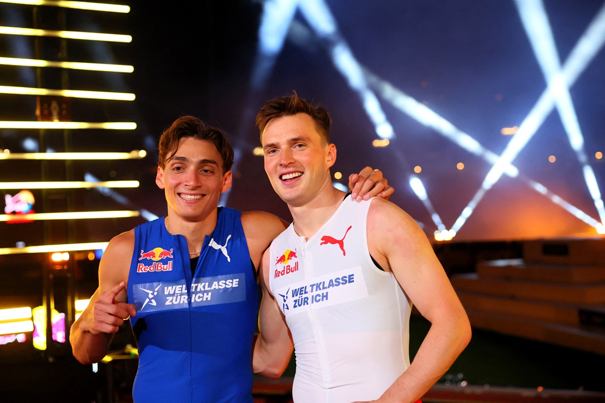 Armand Duplantis and Karsten Warholm pose for the cameras after their 100m exhibition race.