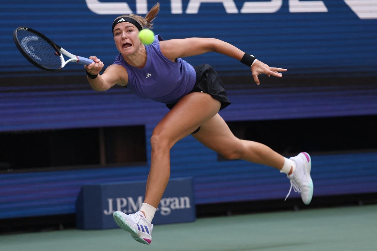 Karolina Muchova stretches to reach a return from Beatriz Haddad Maia.