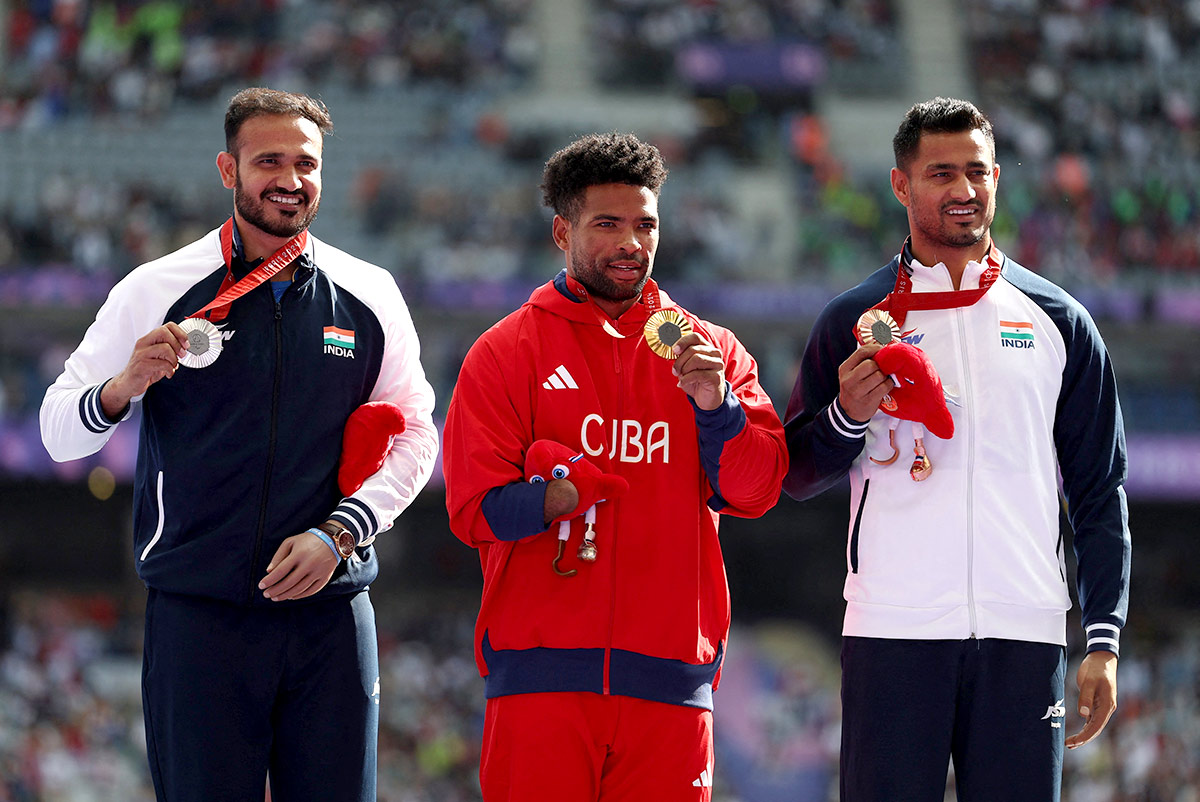 Ajeet Singh of India and bronze medallist Gurjar Sundar Singh 