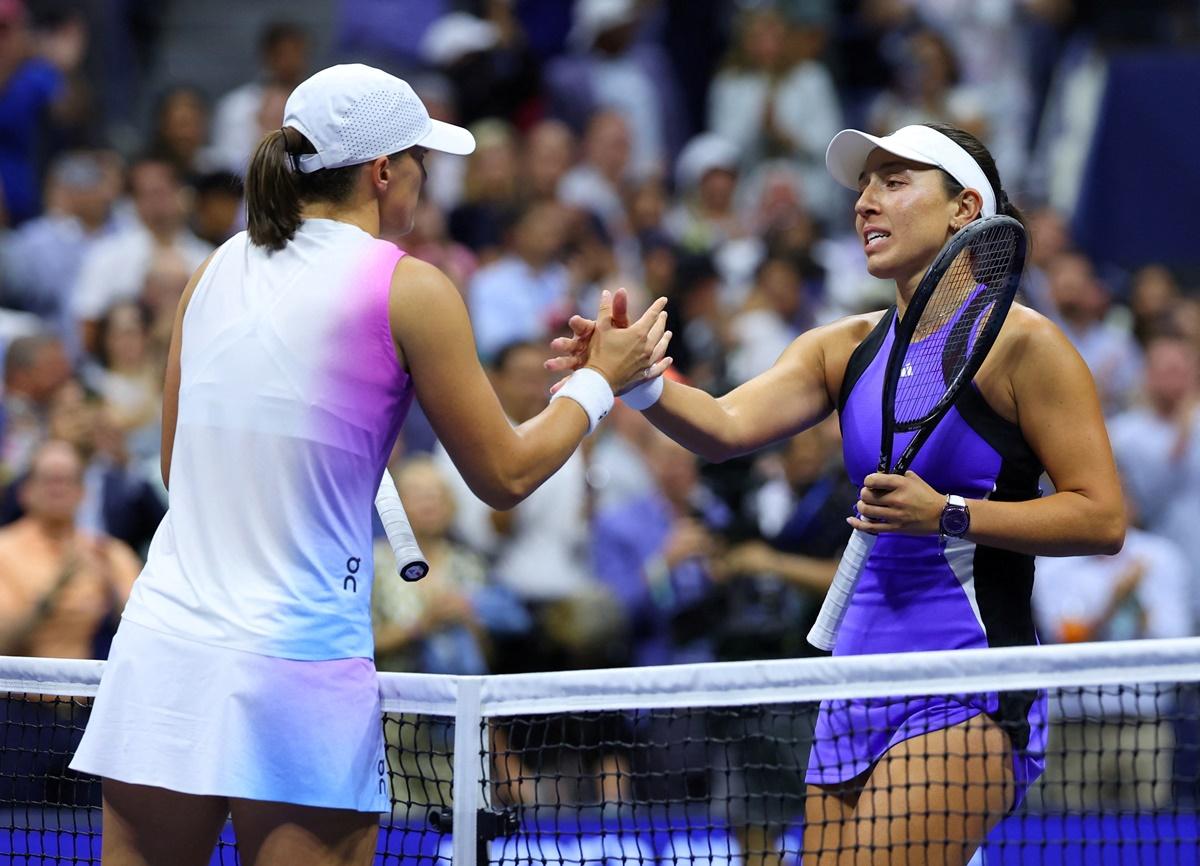 Jessica Pegula and Iga Swiatek meet at the net after the match.