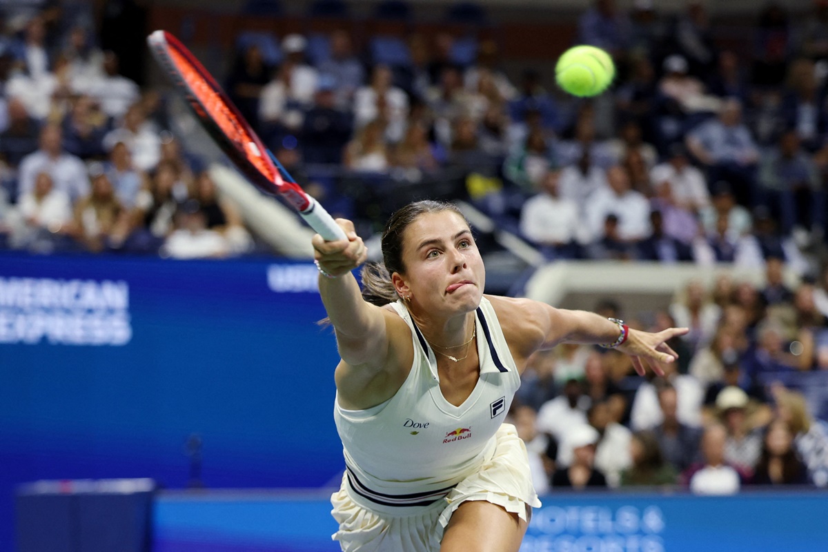 Emma Navarro rushes to the net to meet a drop from Aryna Sabalenka