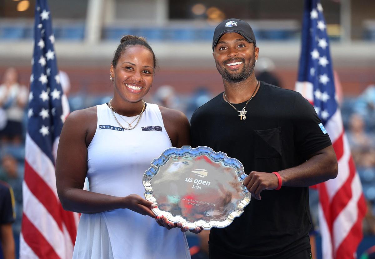  Taylor Townsend and Donald Young of the United States pose with the runners-up plate.