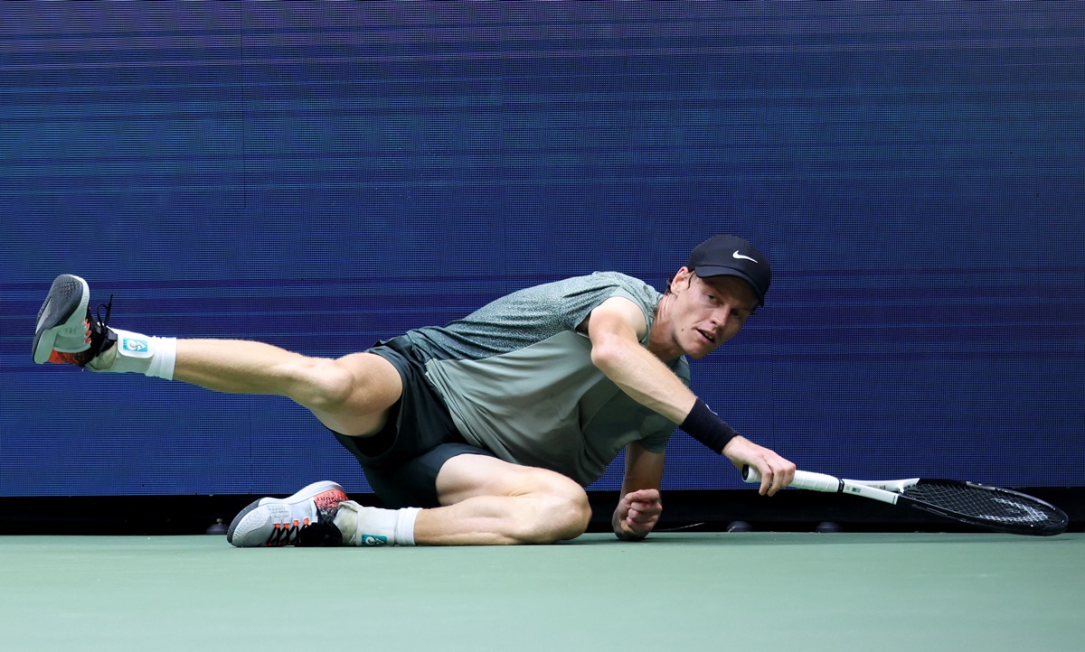 Jannik Sinner loses his balance and falls during the semi-final.