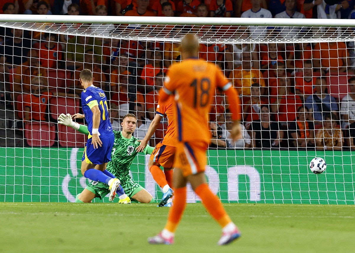 Edin Dzeko scores Bosnia & Herzegovina's second goal.