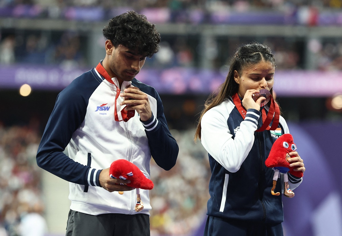 India's bronze medallist Simran, with guide Abhay Singh, during the women's 200 metres T12 medals ceremony.