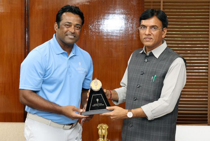 Leander Paes with Sports Minister Mansukh Mandaviya