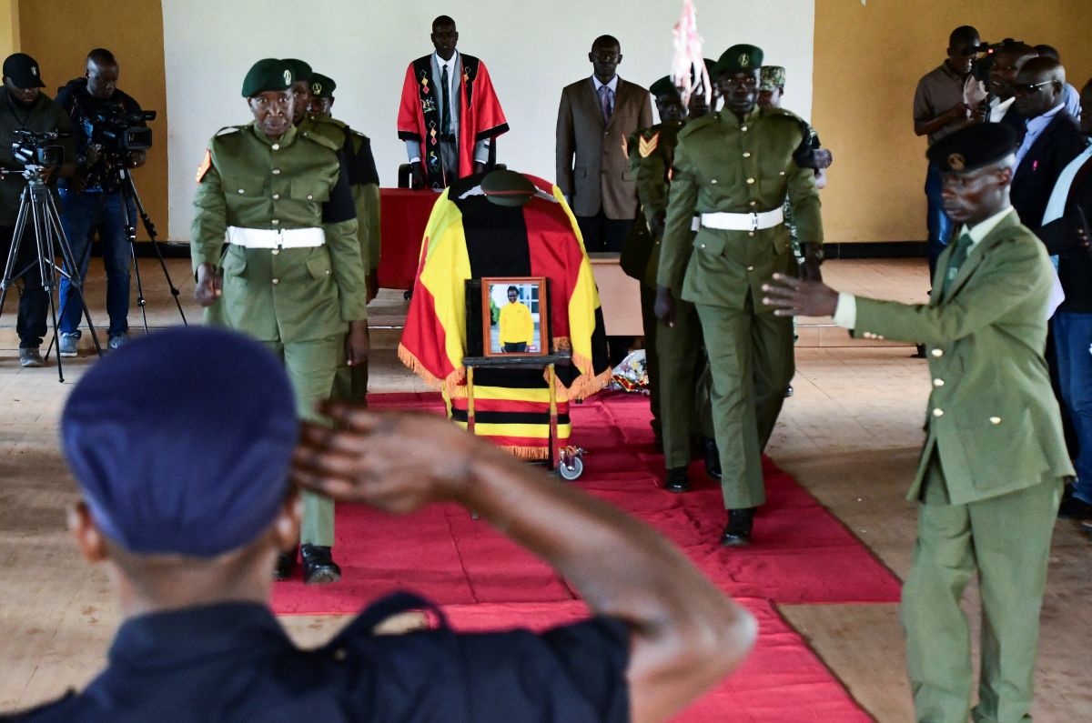 Soldiers from Uganda People's Defence Forces (UPDF) handle the flag-draped coffin of the slain Ugandan Olympian Rebecca Cheptege