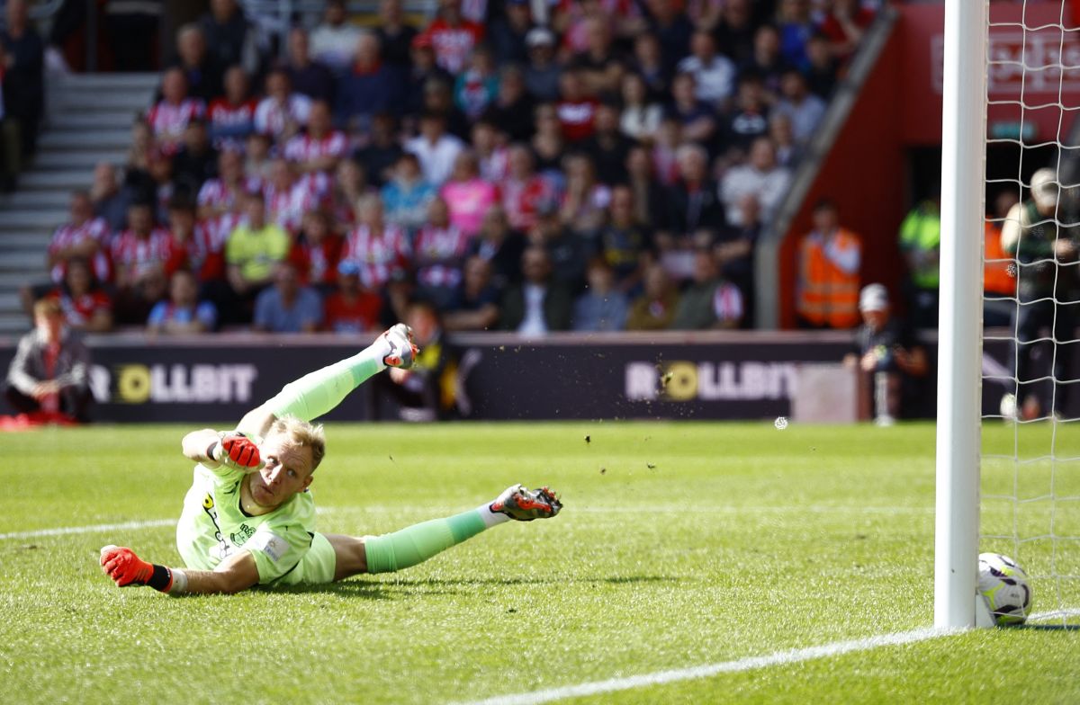 Manchester United's Marcus Rashford scores their second goal