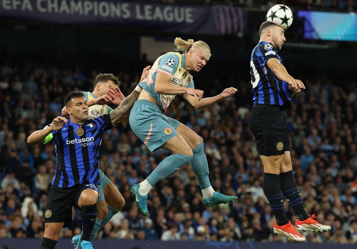 Manchester City's Erling Haaland in action with Inter Milan's Carlos Augusto and Lautaro Martinez