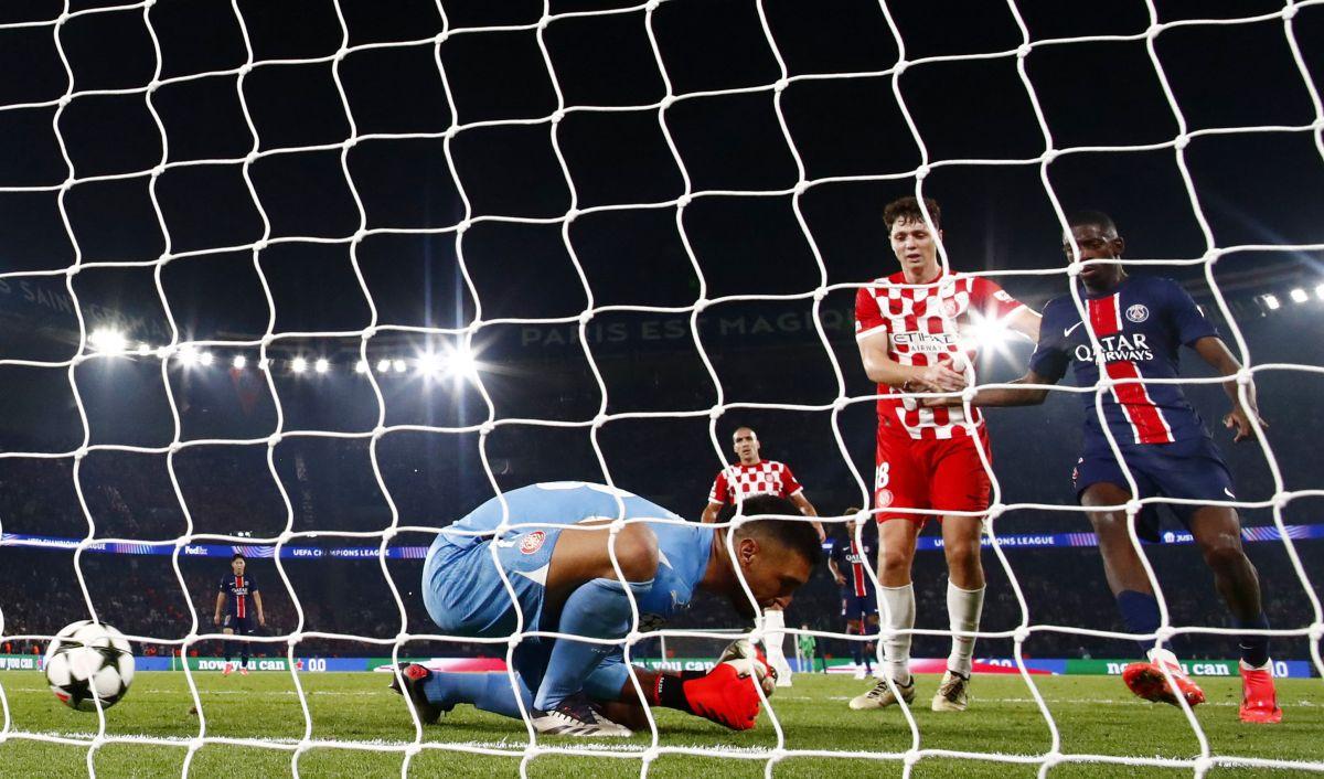 Girona goalkeeper Paulo Gazzaniga misses the ball as Nuno Mendes scores PSG's first goal