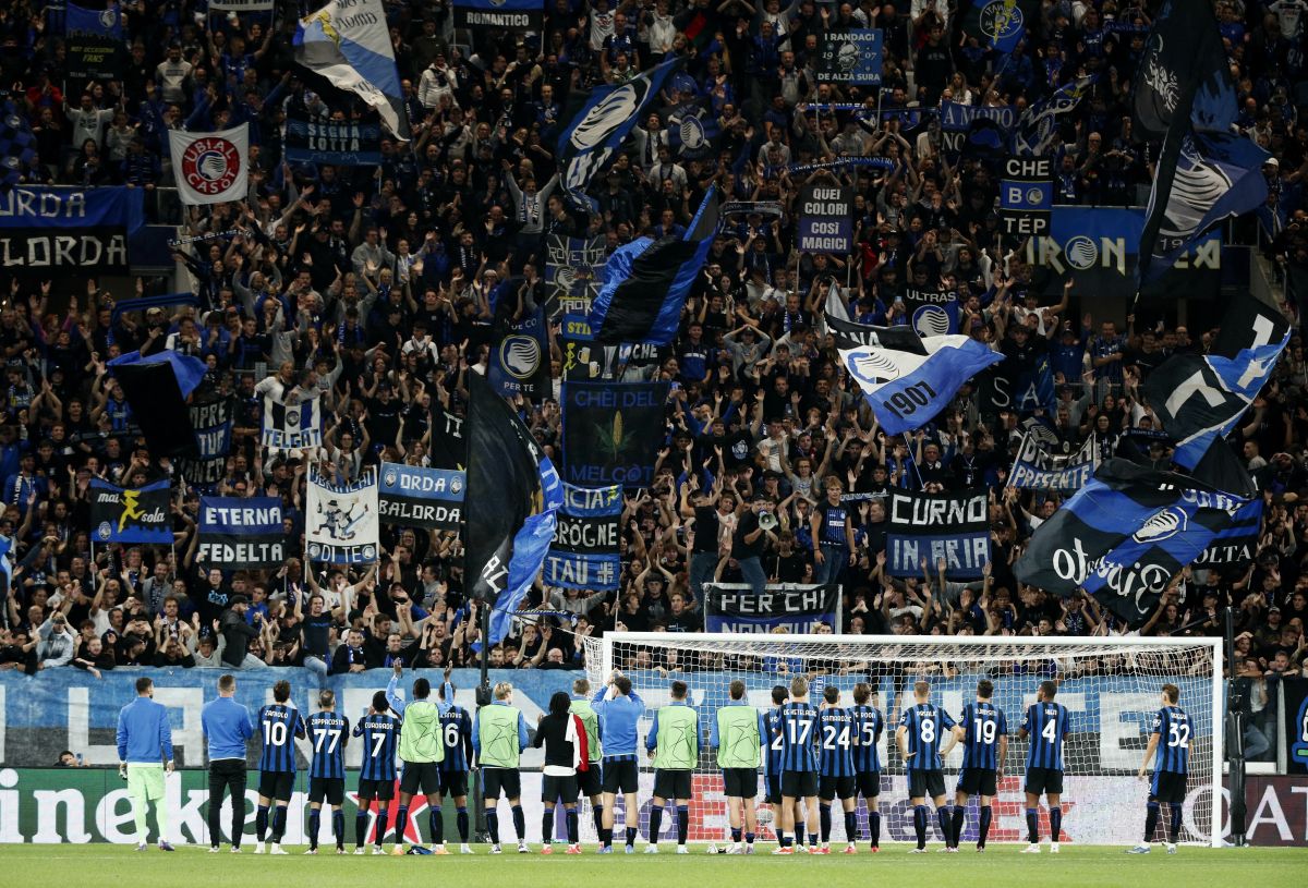 Atalanta players applaud fans after the match