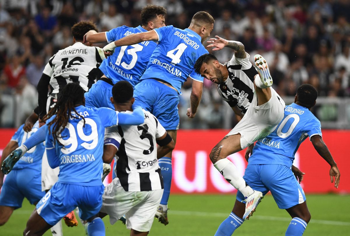 Juventus' Nicolas Gonzalez in action with Napoli's Alessandro Buongiorno and Michael Folorunsho