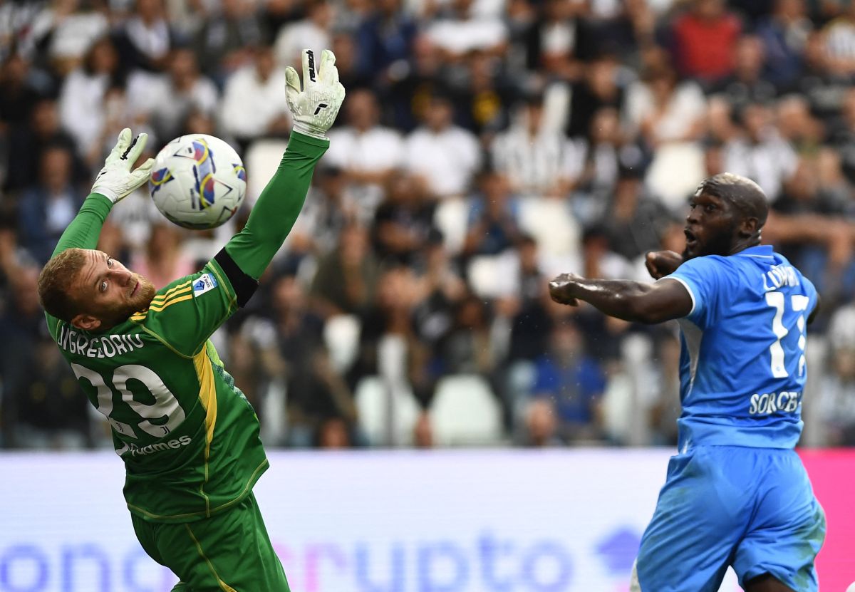 Napoli's Romelu Lukaku tries to get the ball past Juventus goalkeeper Michele Di Gregorio