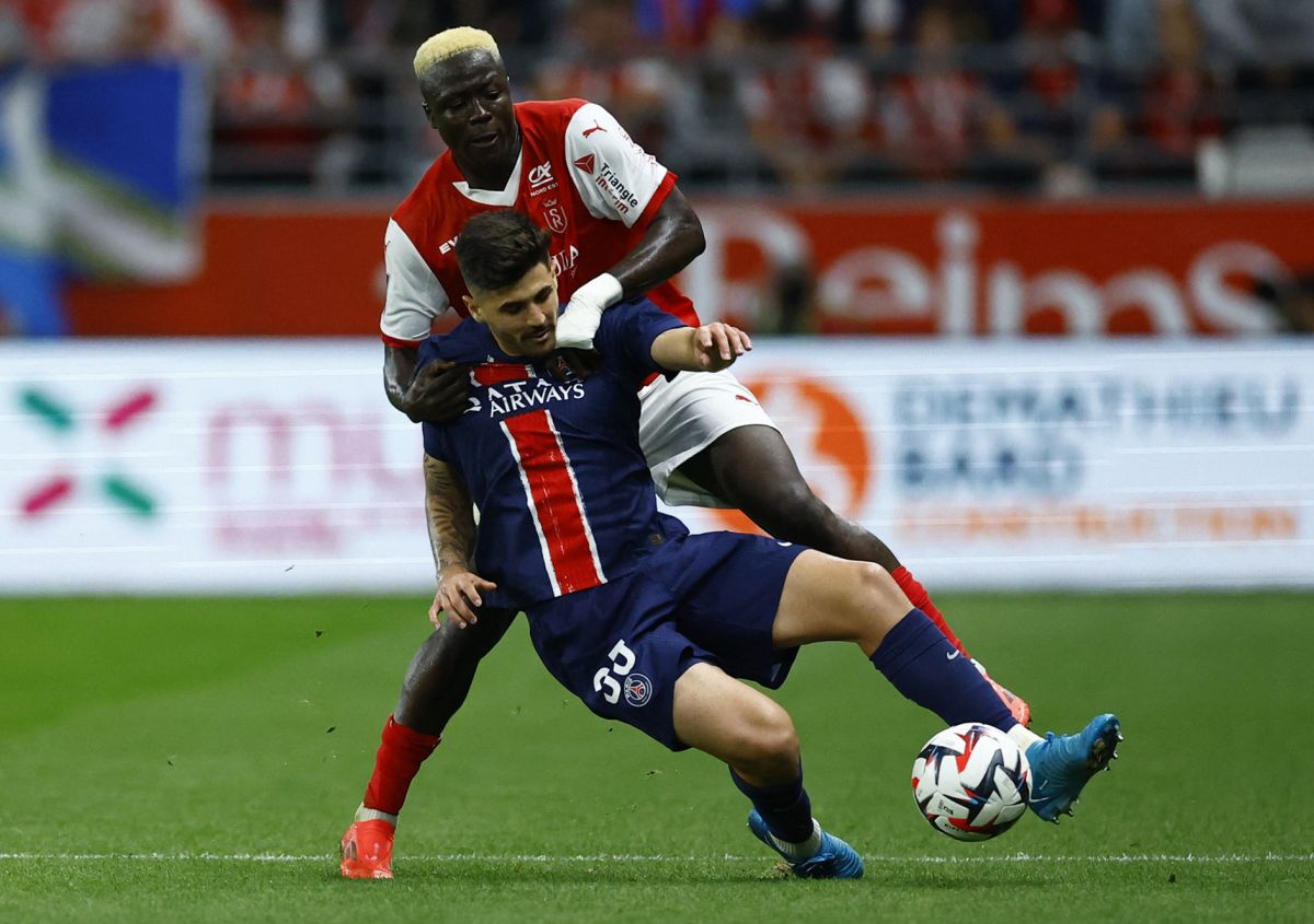 PSG's Lucas Beraldo in action with Stade de Reims' Oumar Diakite