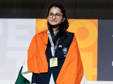 Vantika Agrawal on the podium after winning the individual gold medal on Board 4.