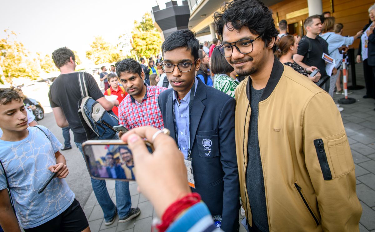 Praggnanandhaa poses for selfies with fans