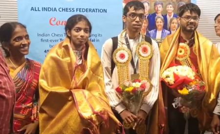 Praggnanandhaa with sister Vaishali, mother Nagalakshmi Rameshbabu and India men's team captain Srinath Narayanan