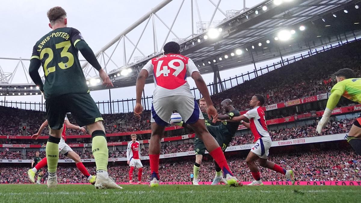 Yoane Wissa scores the equaliser for Brentford.