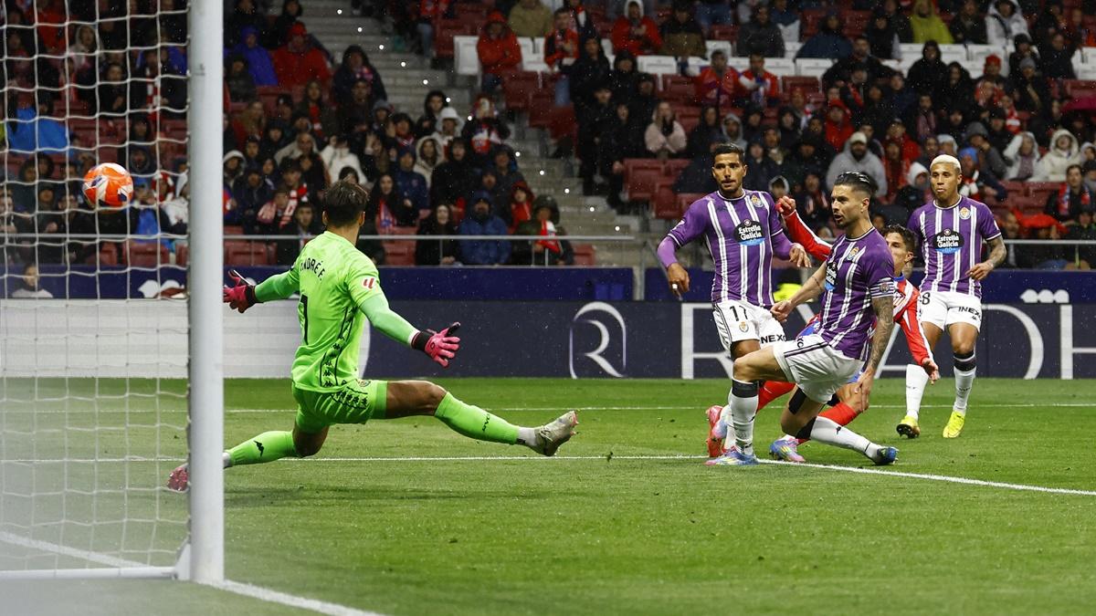Giuliano Simeone scores Atletico Madrid's second goal.