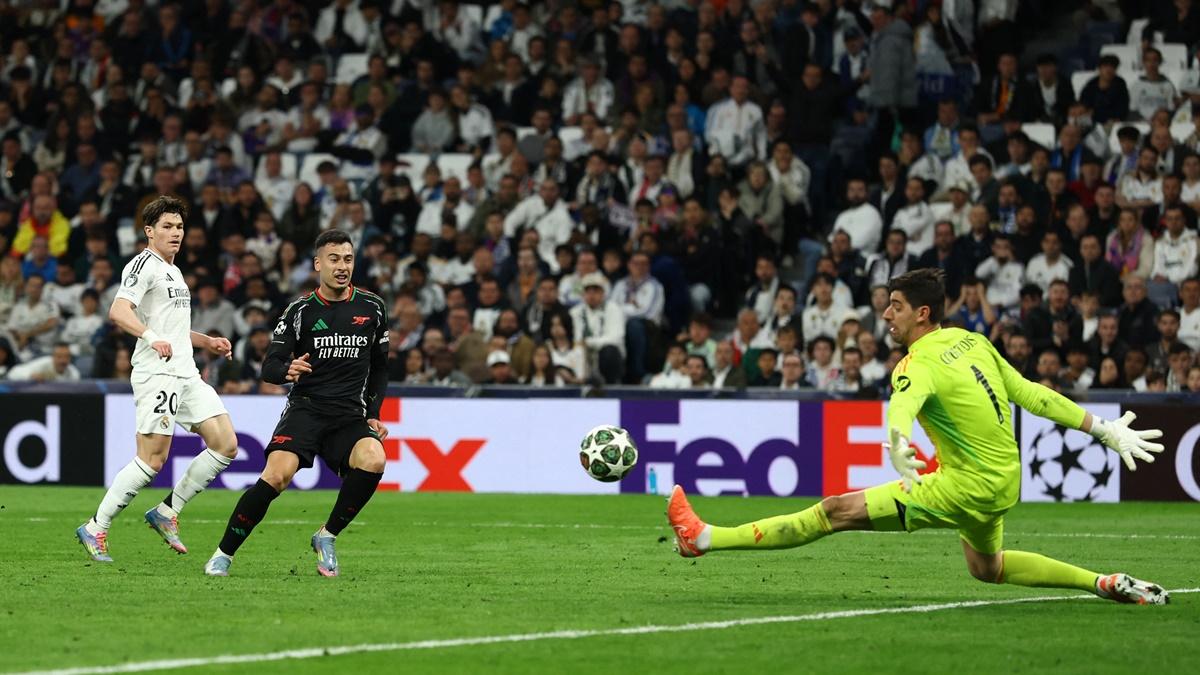 Gabriel Martinelli scores Arsenal's second goal.