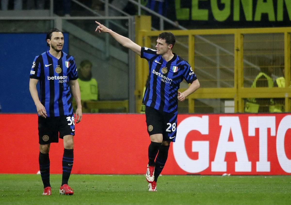 Benjamin Pavard waves to the crowd after scoring Inter Milan's second goal.
