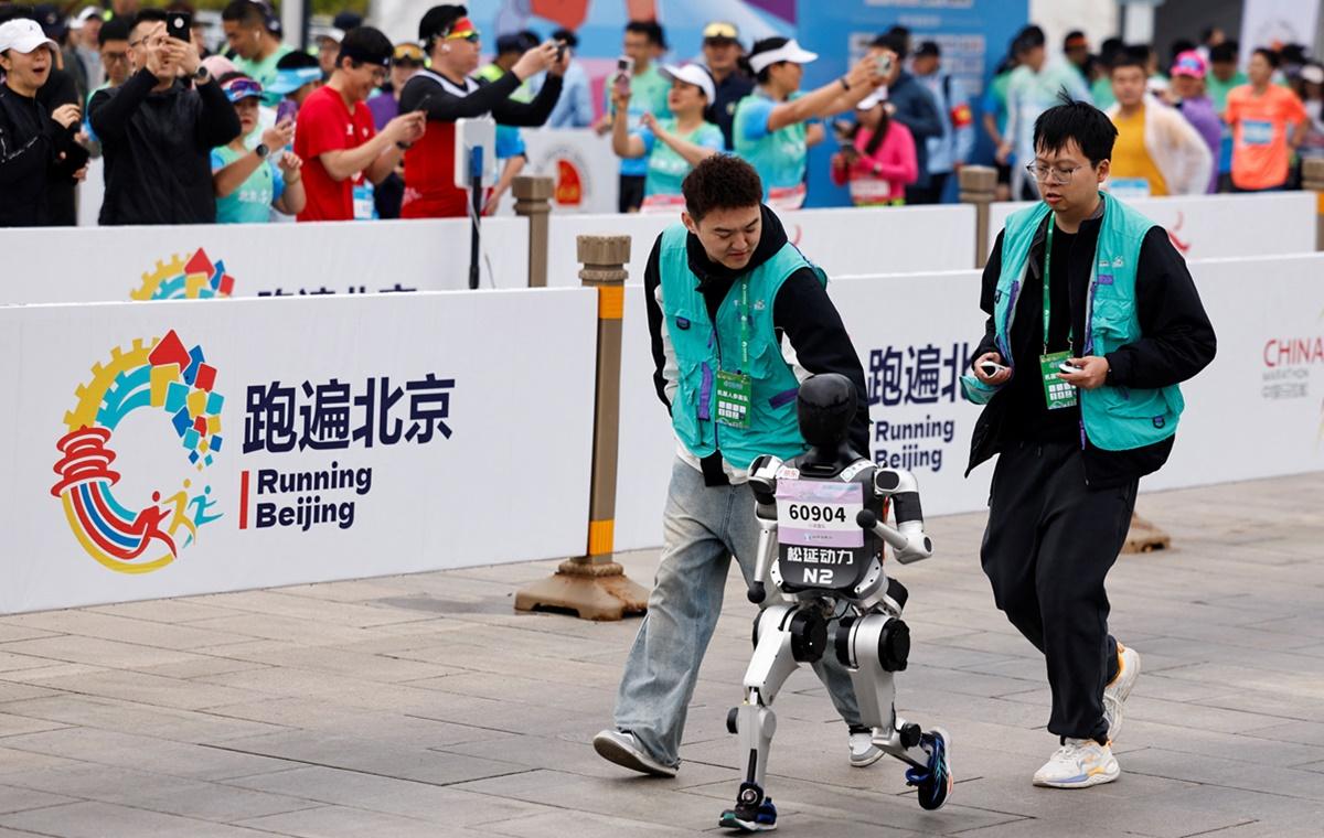 The humanoid robot 'Noetix N2 participates along with human runners.