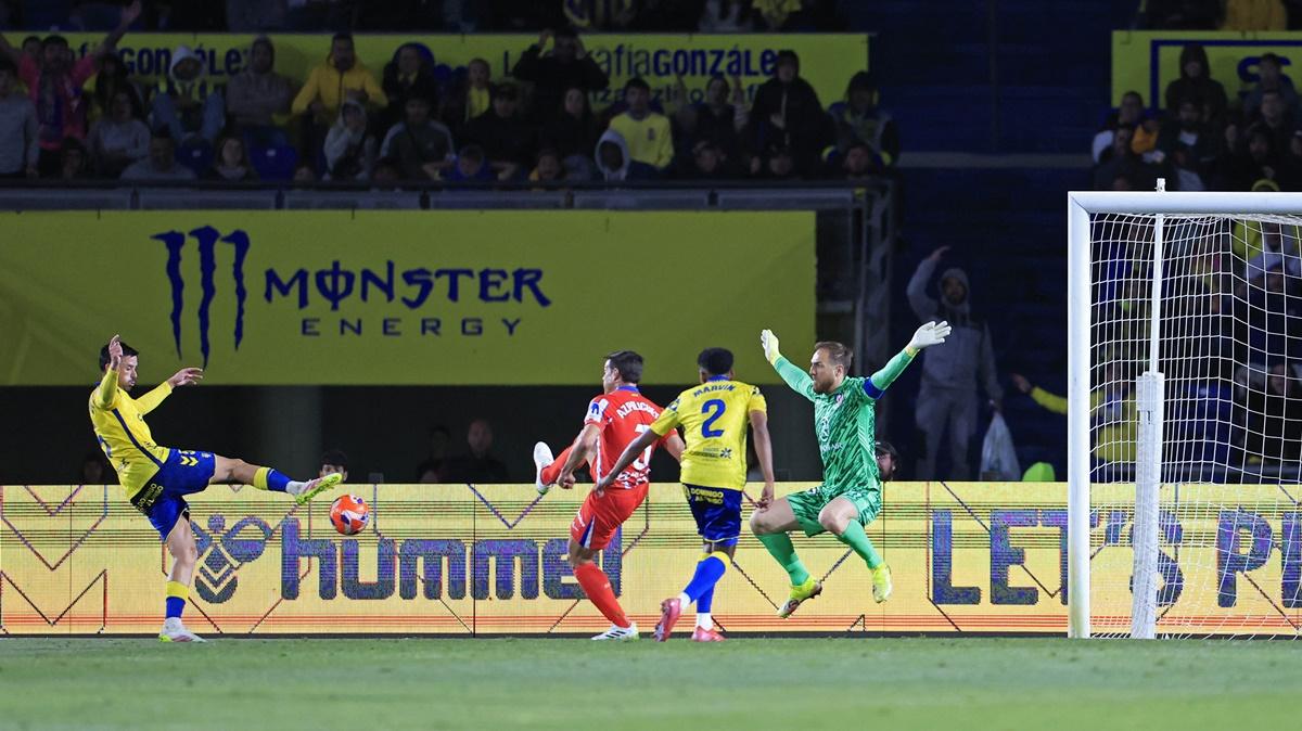 Las Palmas's Javier Munoz sends the ball past Atletico Madrid goalkeeper Jan Oblak for the only goal of the LaLiga match at Estadio Gran Canaria, Las Palmas, Spain, on Saturday.