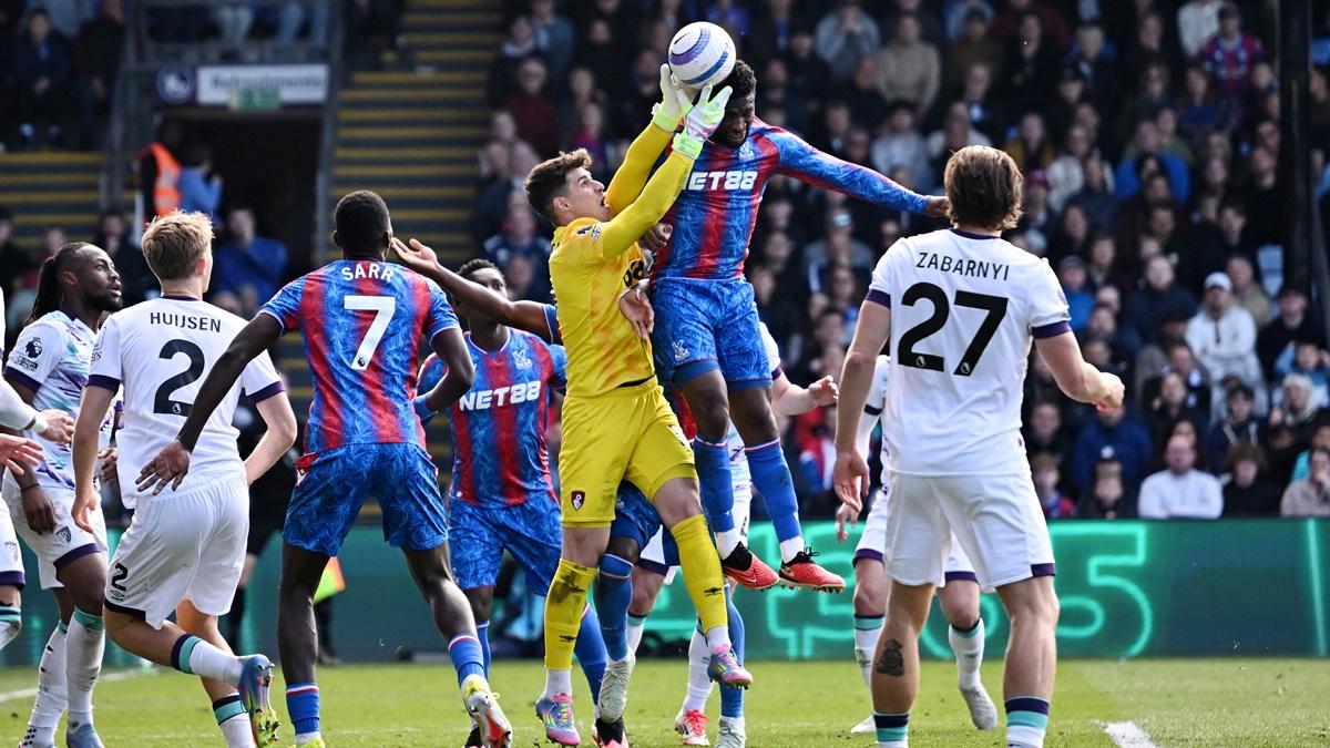Bournemouth's Kepa Arrizabalaga thwarts Crystal Palace's Jefferson Lerma during the match at Selhurst Park, London.