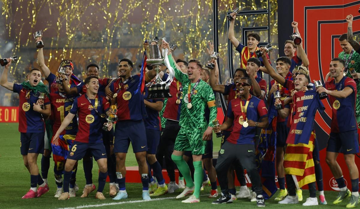 FC Barcelona players celebrate with the Copa del Rey trophy.