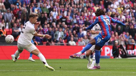 Eberechi Eze scores Crystal Palace's first goal