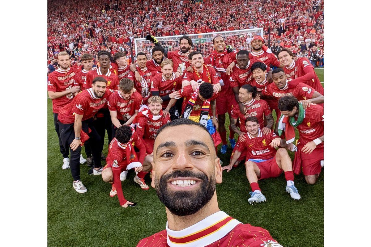 Mohammed Salah takes a selfie after beat Tottenham to win the EPL title