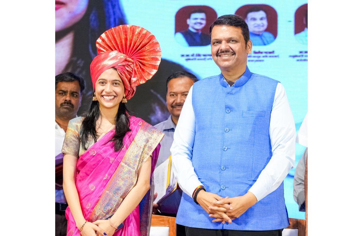 Divya Deshmukh with Maharashtra CM Devendra Fadnavis during a felicitation ceremony in Ngapur on Saturday