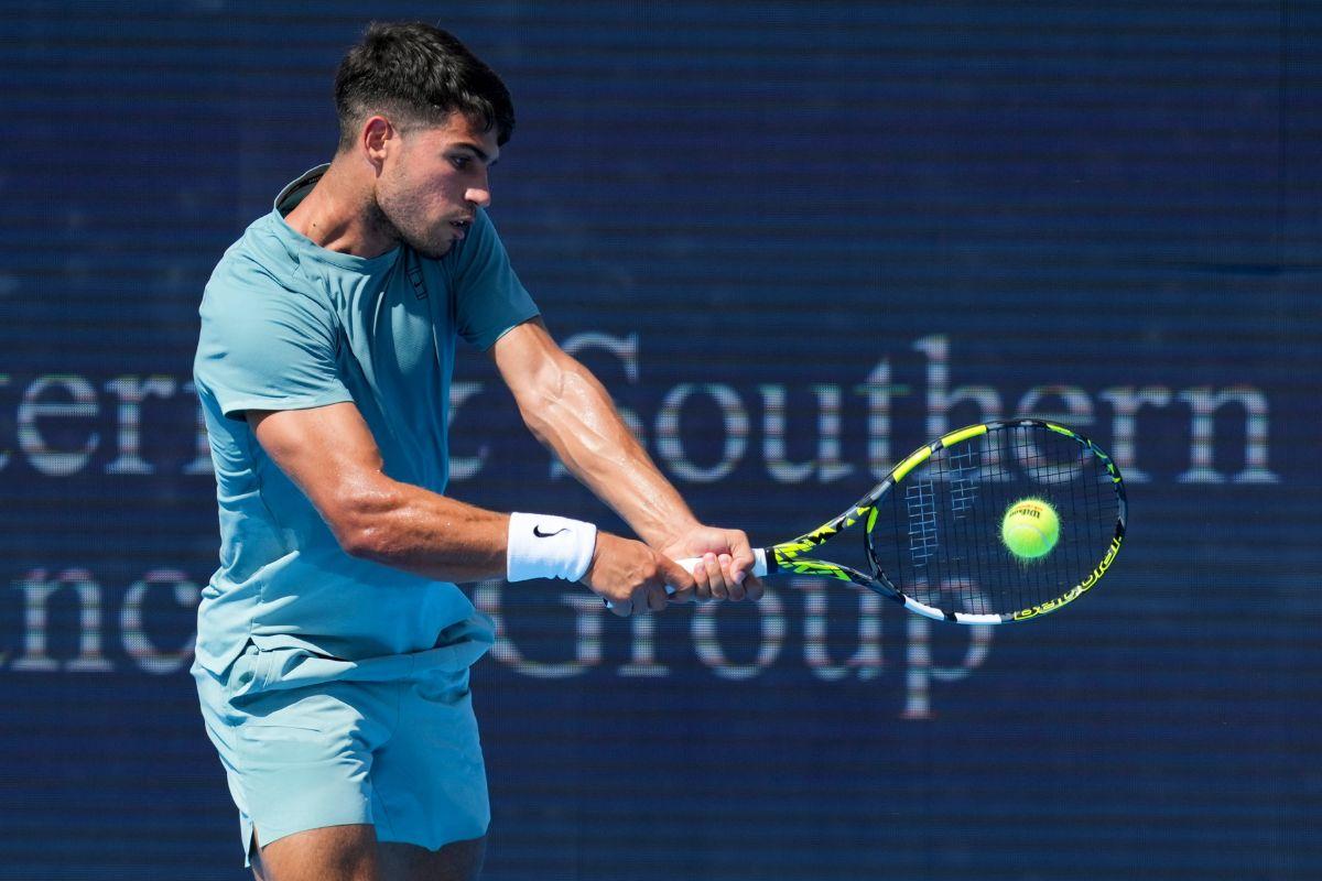 Spain's Carlos Alcaraz returns a shot against Damir Dzumhur (BIH) during the Cincinnati Open at the Lindner Family Tennis Center at Cincinnati, OH, USA, on Sunday