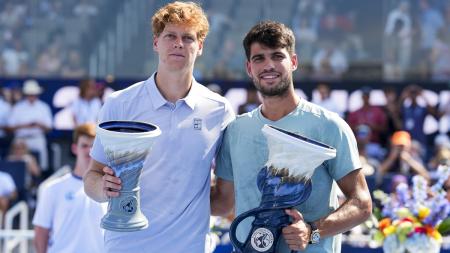Italy's Jannik Sinner and Spain's Carlos Alcaraz (ESP) pose for a photograph after the Cincinnati Open final, at the Lindner Family Tennis Center, Ohio, USA, on Monday.