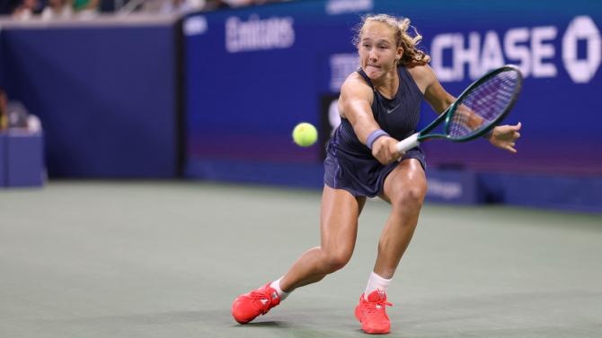 Mirra Andreeva hits a backhand against Alycia Parks.