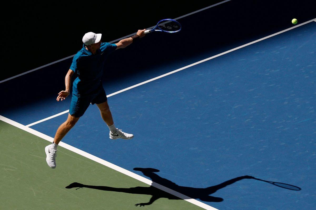Denis Shapovalov (CAN) hits a backhand against Jannik Sinner 