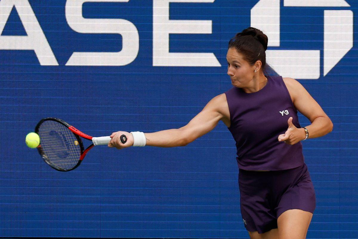 Daria Kasatkina hits a forehand against Naomi Osaka