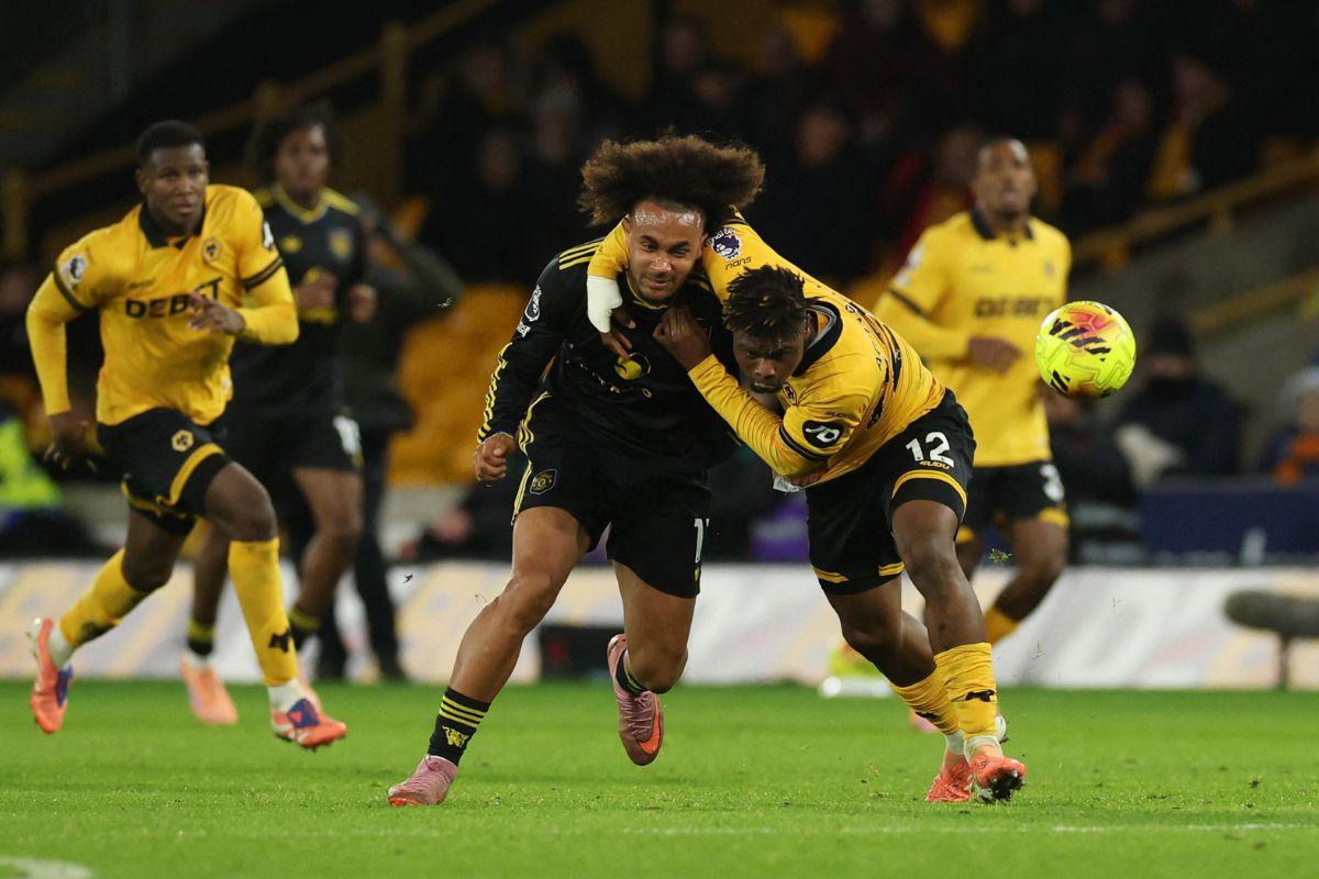 Manchester United's Joshua Zirkzee in action with Wolverhampton Wanderers' Emmanuel Agbadou