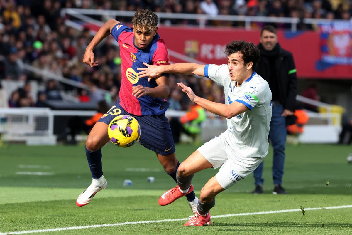 FC Barcelona's Lamine Yamal in action with Deportivo Alaves' Manu Sanchez