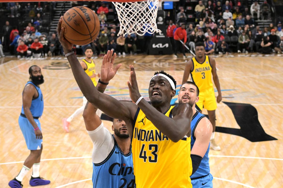 Indiana Pacers forward Pascal Siakam (43) drives past Los Angeles Clippers center Ivica Zubac (40) and guard Norman Powell (24) in the second half at Intuit Dome in  Inglewood, California, USA. 