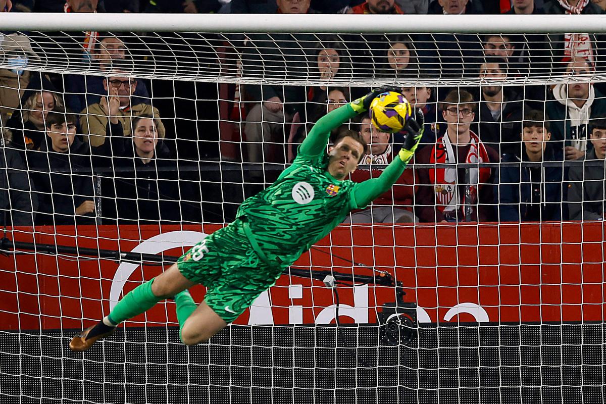 FC Barcelona's Wojciech Szczesny goes flying to pull off a fine save 