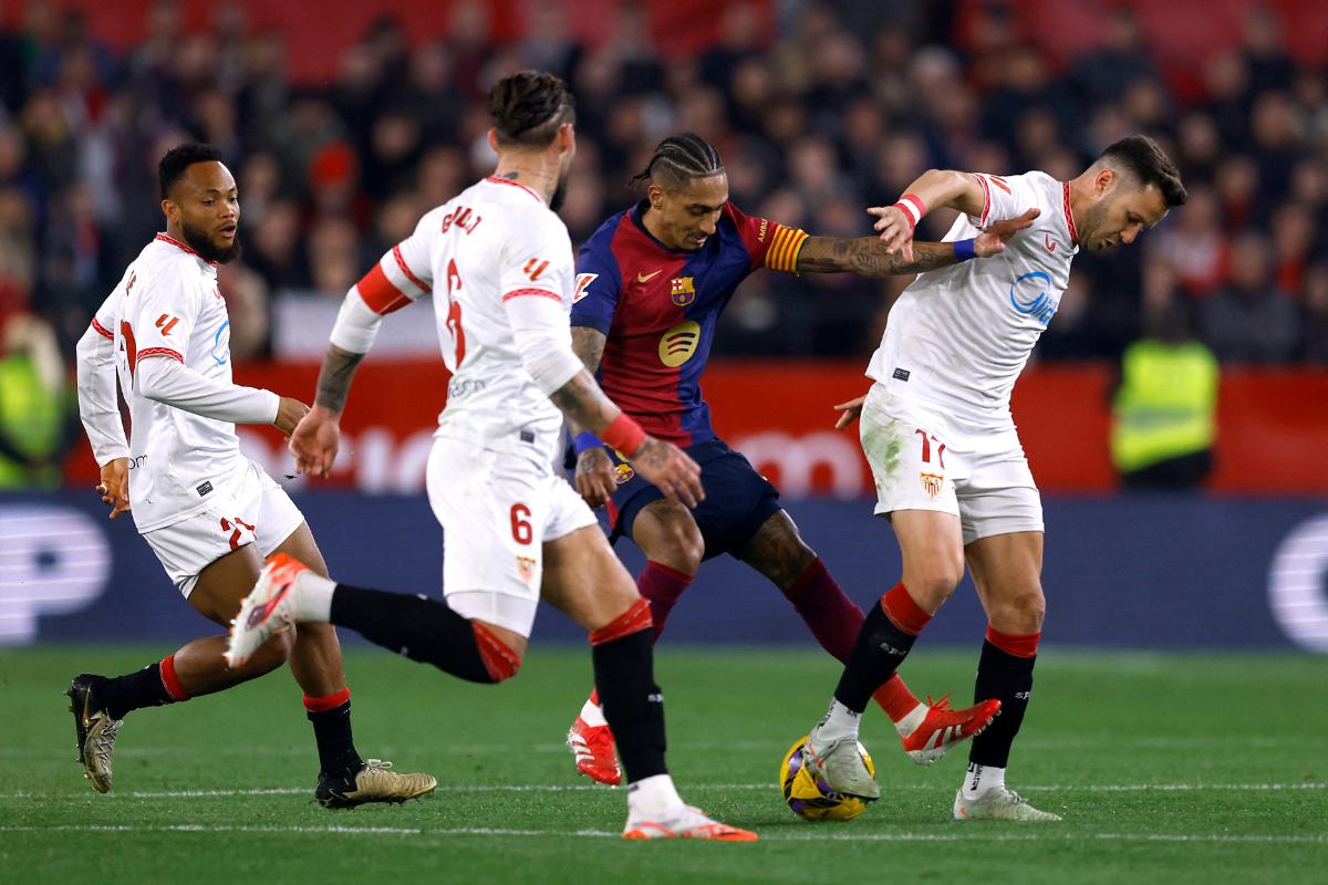 FC Barcelona's Raphinha in action with Sevilla's Saul 