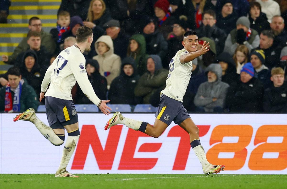 Carlos Alcaraz celebrates scoring Everton's second goal with James Garner against Crystal Palace at Selhurst Park, London.