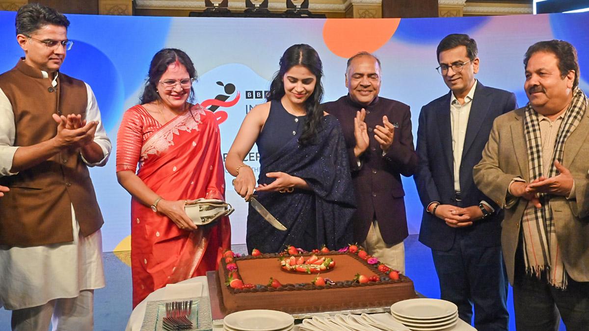 Manu Bhaker cuts her birthday cake